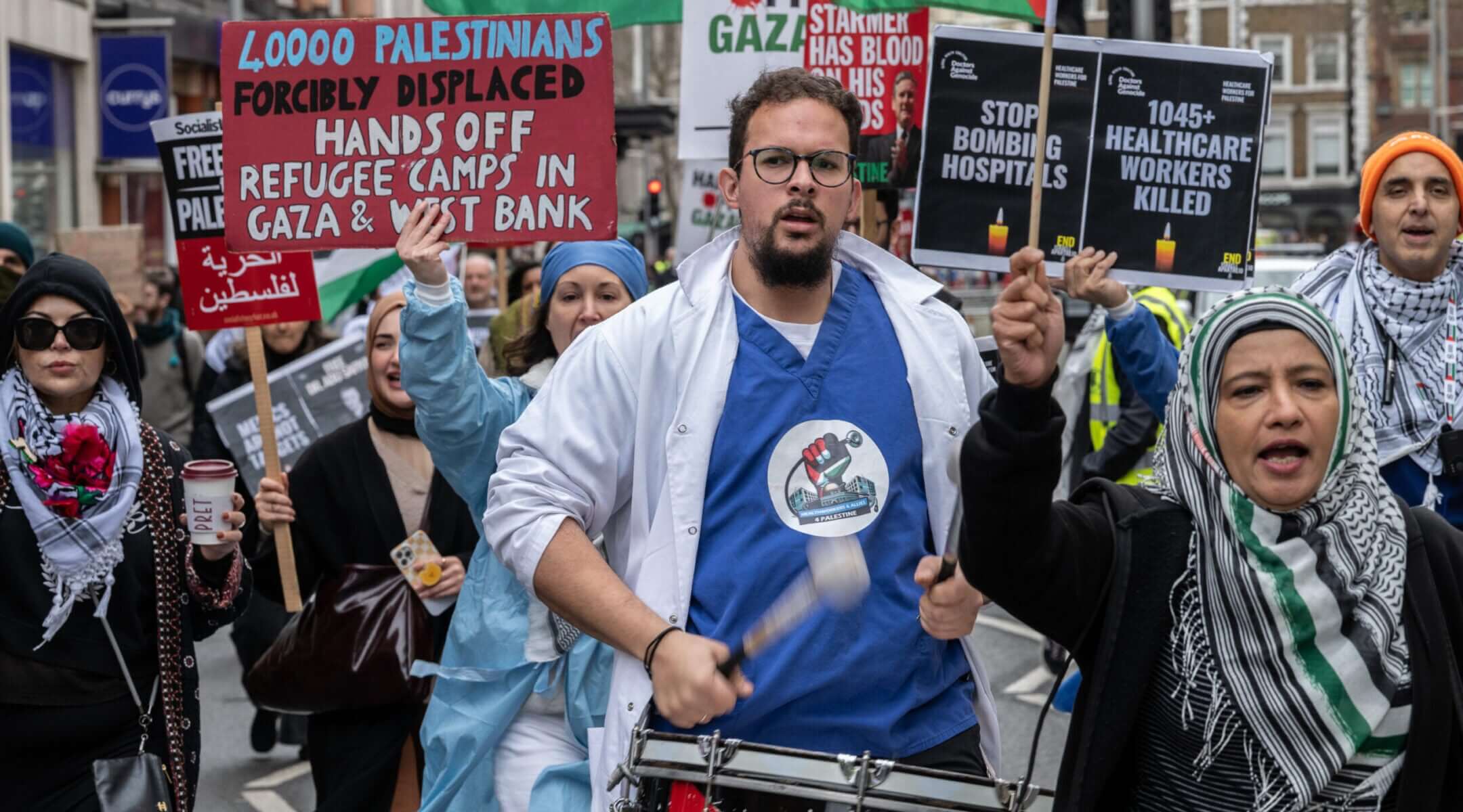 Le gouvernement britannique soutient les réformes antisémites du NHS qui restreindraient les symboles politiques