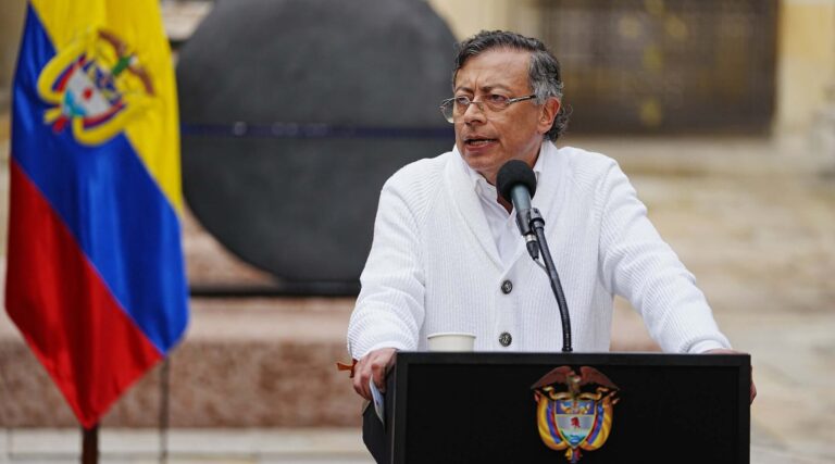 Le président colombien Gustavo Petro suscite un tollé après un tweet indiquant "Heil Hitler"