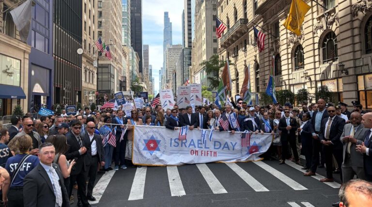 Les piliers démocrates de New York montrent leur soutien à Israël alors même que Mamdani manque le défilé