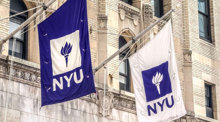 Un étudiant de NYU porte des accusations de crime de haine pour avoir déployé un drapeau avec des croix gammées et une étoile de David au-dessus du bâtiment du campus
