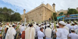 20 000 visiteurs visitent la Caverne des Patriarches à Hébron sous sécurité renforcée pendant la Fête des Tabernacles