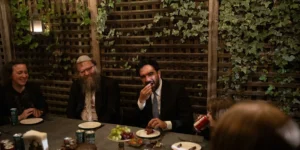 La liaison PR de Chabad affirme avoir accueilli Mamdani dans sa soukka à titre personnel.