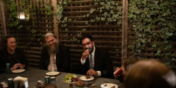 La liaison PR de Chabad affirme avoir accueilli Mamdani dans sa soukka à titre personnel.