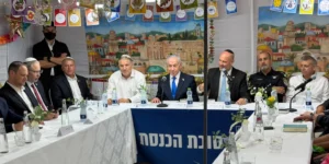 Hoshanah Rabbah : Netanyahu qualifie le sauvetage Flydubai de « chaîne de miracles » au cours de l’étude de la Torah