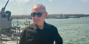 Netanyahu promet la supériorité navale lors de sa visite à la base d&rsquo;Ashdod