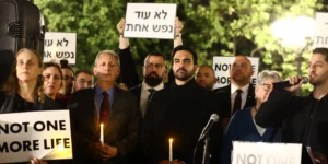 Des manifestants huent Mamdani lors d&rsquo;une veillée anti-occupation du 7 octobre, accusant le maire anti-Israël d&rsquo;être trop indulgent envers l&rsquo;État juif