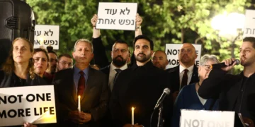 Des manifestants huent Mamdani lors d&rsquo;une veillée anti-occupation du 7 octobre, accusant le maire anti-Israël d&rsquo;être trop indulgent envers l&rsquo;État juif