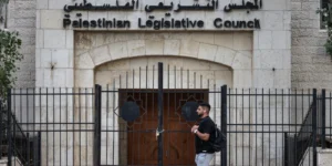 Paris exhorte Abbas à annuler le report des élections palestiniennes