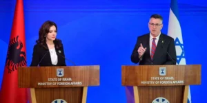 Sa’ar signe un accord de coopération élargi avec son homologue albanais