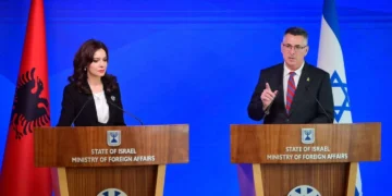 Sa’ar signe un accord de coopération élargi avec son homologue albanais