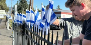 J’ai encore des drapeaux. Remettez-les en place, déclare un pasteur de l’Oregon après que des vandales ont détruit le mémorial du 7 octobre de l’église avec des drapeaux israéliens