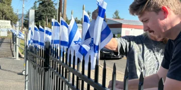 J’ai encore des drapeaux. Remettez-les en place, déclare un pasteur de l’Oregon après que des vandales ont détruit le mémorial du 7 octobre de l’église avec des drapeaux israéliens