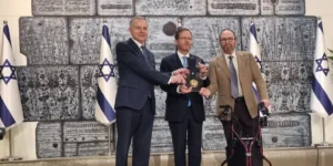 Israel Bonds reçoit la médaille présidentielle d&rsquo;honneur pour 75 ans d&rsquo;investissement en Israël