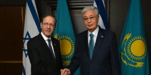 Herzog et son homologue kazakh discutent des liens bilatéraux à Bakou