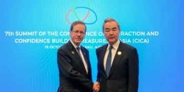 Le président Herzog rencontre le ministre chinois des Affaires étrangères à Bakou