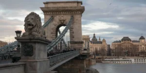 Herzog rencontre les dirigeants juifs hongrois lors de sa visite à Budapest
