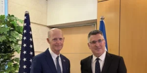Le sénateur Rick Scott fait d’Israël un modèle pour des alliances « America First »