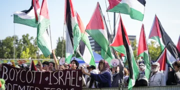 Un Montréalais poursuit la ville après avoir été arrêté alors qu&rsquo;il brandissait un drapeau israélien