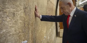 Netanyahou visite le Mur des Lamentations et prie pour la victoire du peuple d’Israël