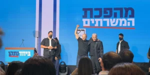 Bennett et Lapid se réjouissent, alors que les résultats des élections israéliennes restent incertains