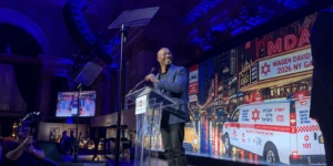 Il n&rsquo;y a pas de démocratie américaine sans le courage des Noirs et des Juifs, affirme Van Jones lors du gala AFMDA.